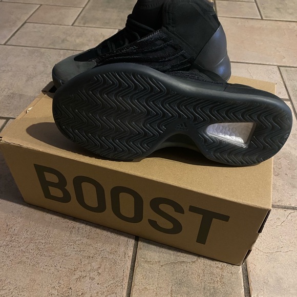 BOOST YZY QNTM ONYX SIZE 6 1/2 - Picture 3 of 6